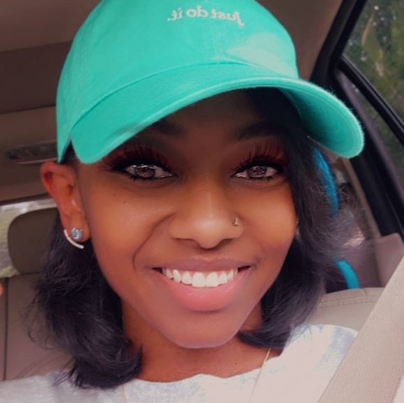 Meet your Posher, Nicole - Picture 1 of 1